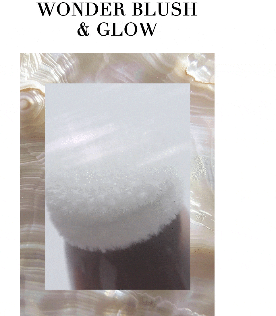 GIF des limitierten Wonder Blush & Glow Highlighter, welches zeigt wie die permuttartige Textur aus dem Schwämmchenapplikator kommt. In Großbuchstaben steht oben im Bild »Wonder Blush & Glow«