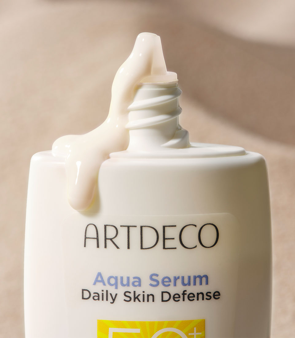Produkt in Nahaufnahme, wo die Textur des Aqua Serum Daily Defense SPF50+ an der Seite herunterläuft