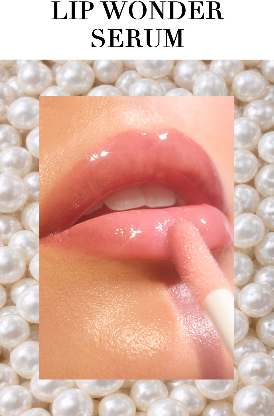 Close-up auf die verführerisch glänzenden Lippen, auf welche der neue Pfirsichton des Lip Wonder Serums mit dem XL-Applikator aufgetragen wird. Zusätzlich steht in Großbuchstaben oben im Bild »Lip Wonder Serum«