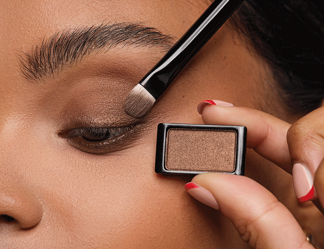 Dunklere Lidschatten werden aufgetragen um das Augen-Make-up zu definieren und zu intensivieren