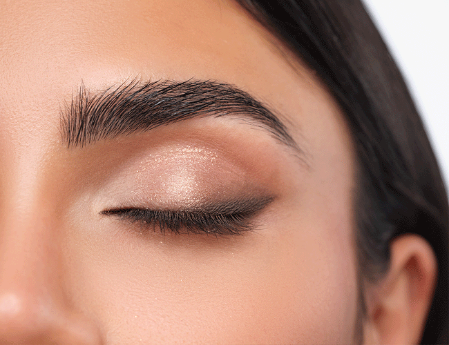 Linien zeigen nacheinander, wie ein glamouröses Augen Make-up geschminkt wird. 