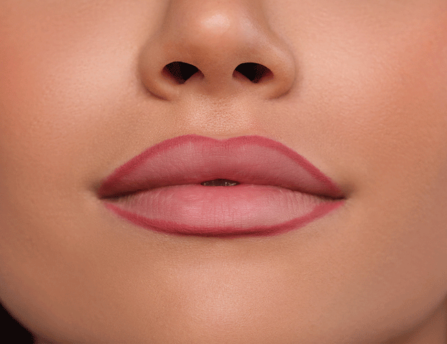 Drei Bilder zeigen Schritt für Schritt, wie der Lipliner aufgetragen, sanft nach innen verblendet und anschließend Lippenstift aufgetragen wird.