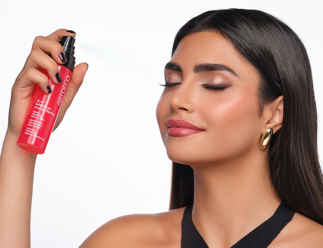 Das Model mit aufwendigem Abend-Make-up verwendet das 3 in 1 Setting Spray, um das Ergebnis zu fixieren.