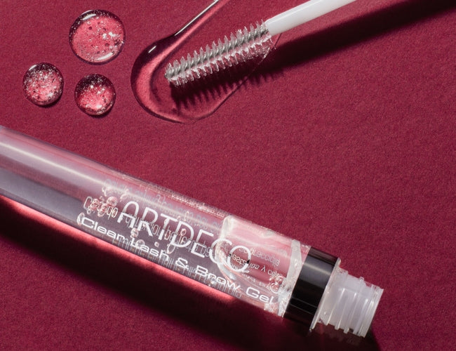 Das Clear Lash & Brow Gel und die Bürste liegen auf rotem Hintergrund mit Textur Swatch.