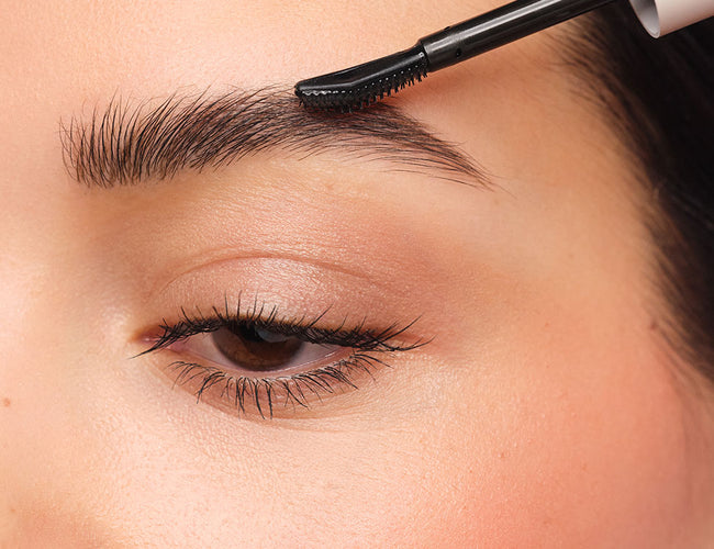 Augenbrauenhärchen werden mit dem Gel der Brow Lift Lamination gekämmt und somit umhüllt.