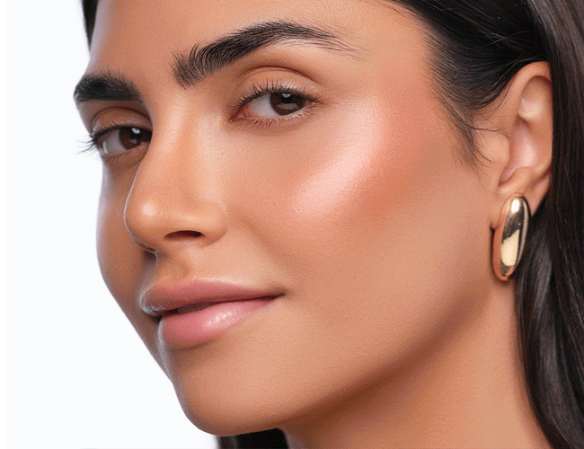 Linien zeigen nacheinander, wo Blush Stick und Highlighter Stick auf dem Gesicht aufgetragen werden. Blush Stick auf die Wangenknochen und Highlighter über dem Blush.