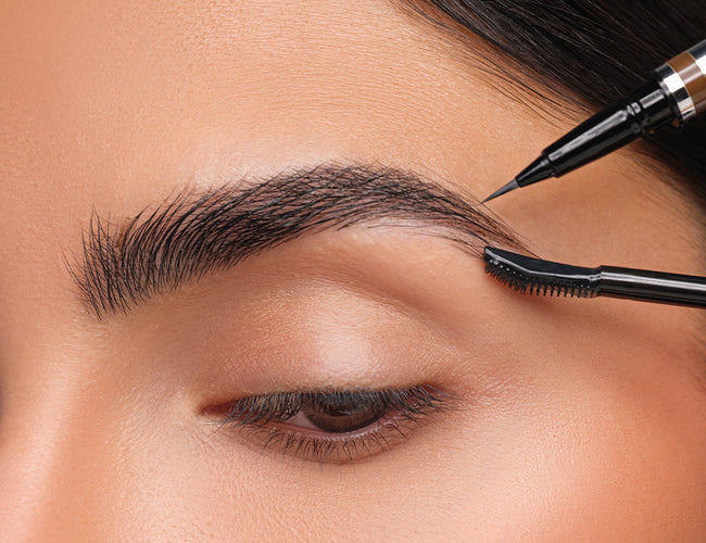 Für ein ausdrucksstarkes Abend-Make-up werden die Augenbrauen mit dem ARTDECO 24h Micro Brow Liquid Liner und dem Brow Lift Lamination geschminkt.