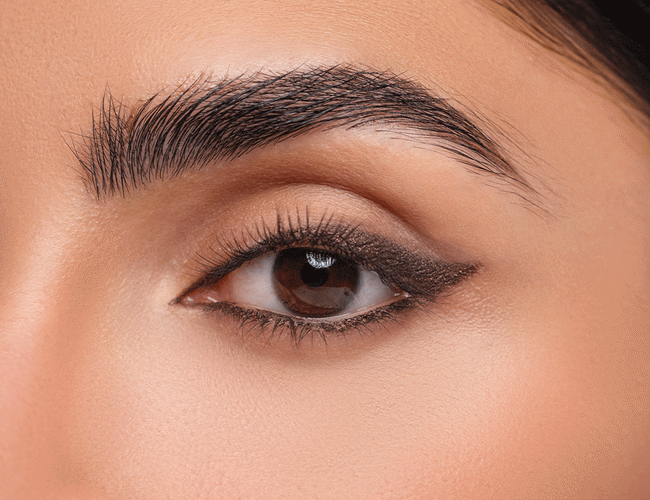 Schritt für Schritt zeigen Linien, wie ein verblendeter Eyeliner entsteht: Zuerst wird der Wing gezeichnet, dann die Linie entlang des oberen Wimpernkranzes bis zum Ende des Wings, und abschließend wird der untere Wimpernkranz betont.