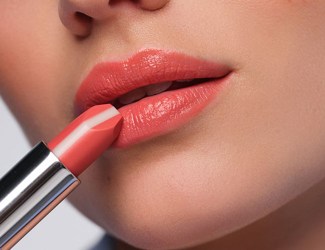 Close-up auf die Lippen des Models, welches einen aprikotfarbenen Lippenstift trägt