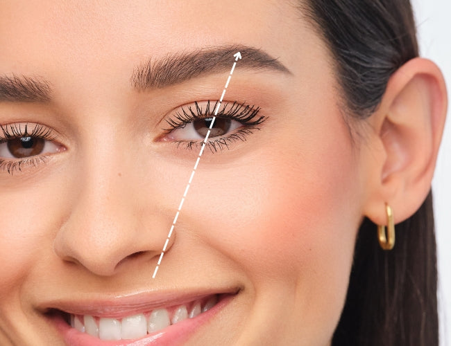 Eine Linien, die beim Nasenflügel beginnt und entlang der Pupille geht, markiert den höchsten Punkt Deiner Augenbraue. 