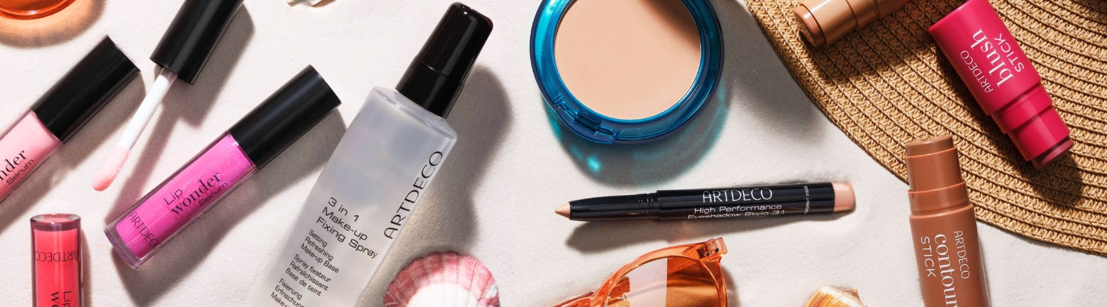 Produkt Collage mit Artdeco Sommerprodukten, wie Stickprodukten, wasserfesten High Performance Eyeshadow Stylos und Nagellacken in sommerlichen Farben.