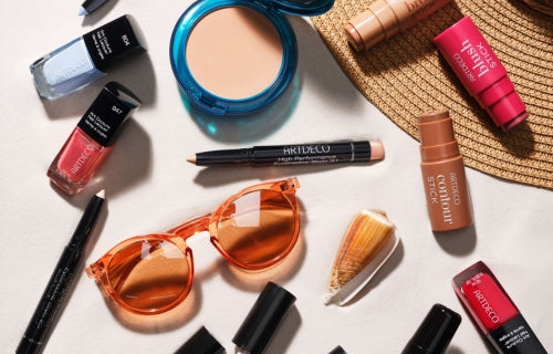 Produkt Collage mit Artdeco Sommerprodukten, wie Stickprodukten, wasserfesten High Performance Eyeshadow Stylos und Nagellacken in sommerlichen Farben.