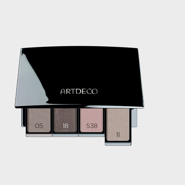 Lidschattenpalette befüllt mit passenden Lidschatten, um den perfekten Soft Natural-Look zu zaubern, der blaue Augen besonders gut unterstreicht