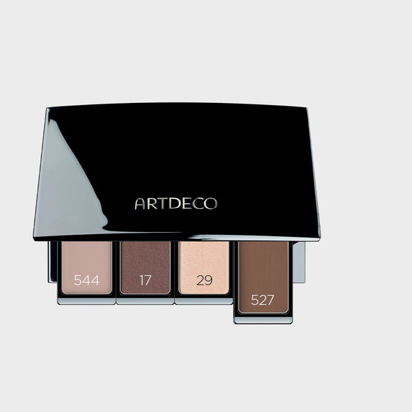 Lidschattenpalette befüllt mit passenden Lidschatten, um das perfekte Augen-Make-up zu zaubern, für die Kombination aus blonden Haaren und braune Augen.