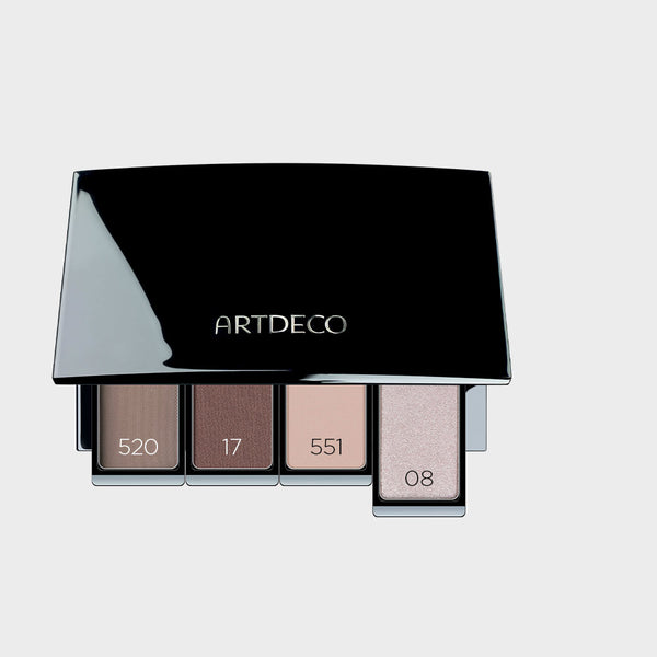 Lidschattenpalette befüllt mit passenden Lidschatten, um den perfekten Classic Natural l-Look zu zaubern, der braune Augen besonders gut unterstreicht