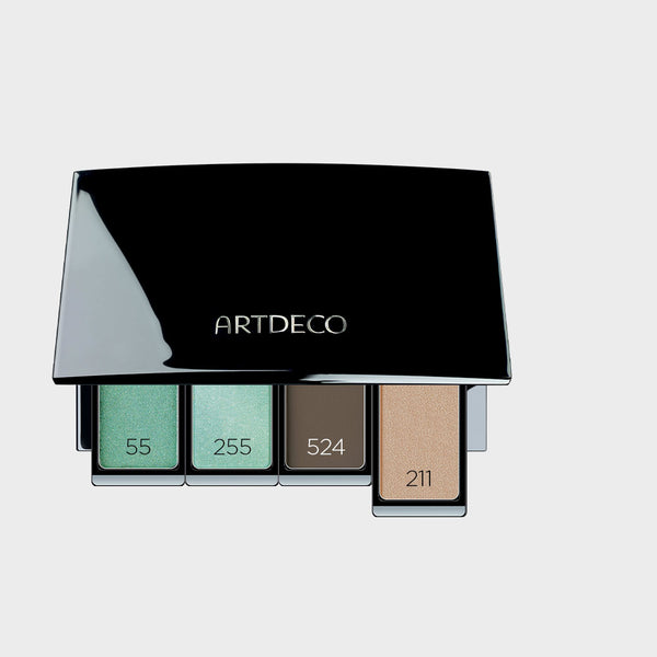 Lidschattenpalette befüllt mit passenden Lidschatten, um den perfekten Casual-Look zu zaubern, der grüne Augen besonders gut unterstreicht