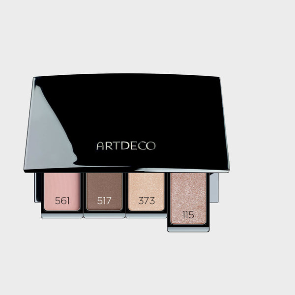 Lidschattenpalette befüllt mit passenden Lidschatten, um den perfekten Fresh Natural-Look zu zaubern, der grüne Augen besonders gut unterstreicht