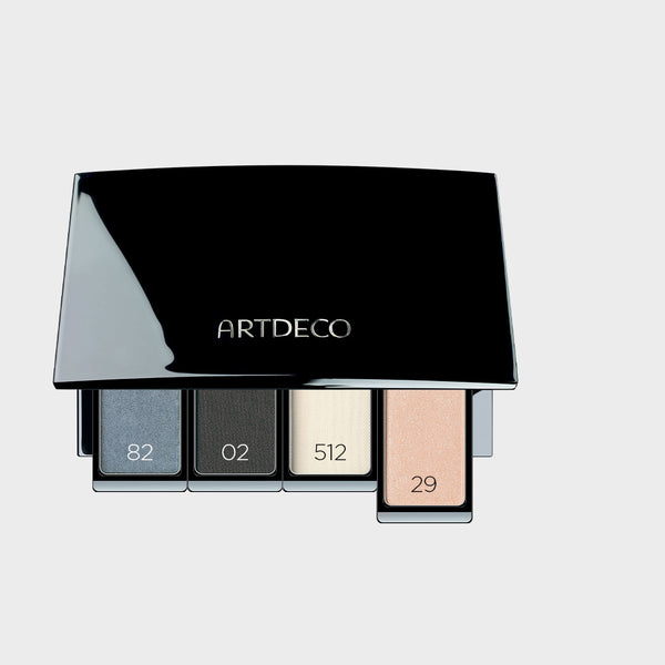 Lidschattenpalette befüllt mit passenden Lidschatten, um den perfekten Smokey Casual-Look zu zaubern, der grüne Augen besonders gut unterstreicht