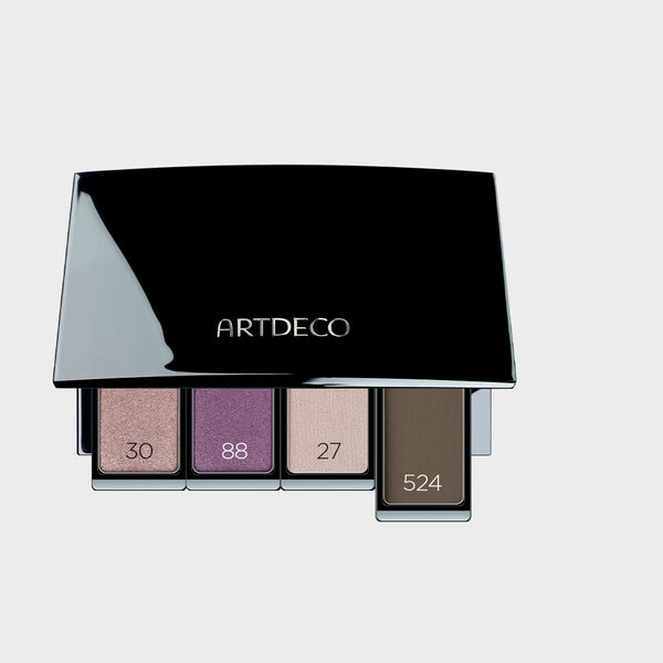 Lidschattenpalette befüllt mit passenden Lidschatten, um das perfekte Augen-Make-up zu zaubern, für die Kombination aus roten Haaren und braune Augen.