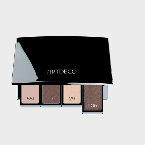 Lidschattenpalette befüllt mit passenden Lidschatten, um das perfekte Augen-Make-up zu zaubern, für die Kombination aus roten Haaren und grünen Augen.