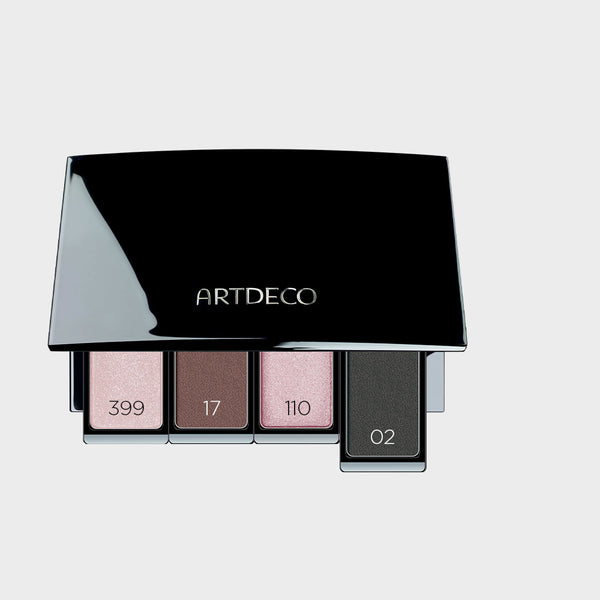 Lidschattenpalette befüllt mit passenden Lidschatten, um das perfekte Augen-Make-up zu zaubern, für die Kombination aus schwarzen Haaren und blauen Augen.