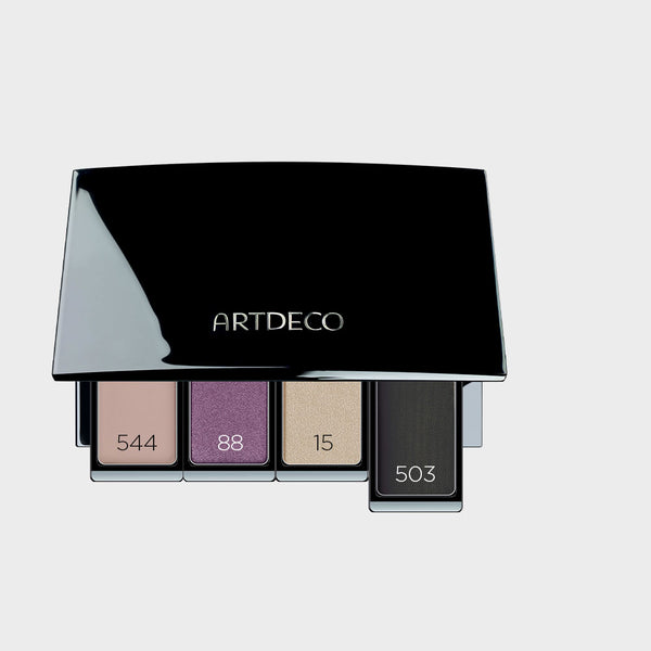 Lidschattenpalette befüllt mit passenden Lidschatten, um das perfekte Augen-Make-up zu zaubern, für die Kombination aus schwarzen Haaren und grünen Augen.