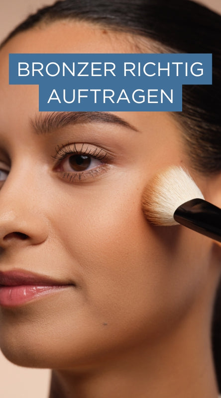 Model trägt Bronzer mit Pinsel auf. Schriftzug „Bronzer richtig auftragen“ weist auf ein verlinktes Make-up-Tutorial hin.
