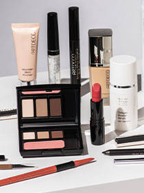 Verwendete Produkte für das Make-up für reife Haut ausgestellt und erkennbar