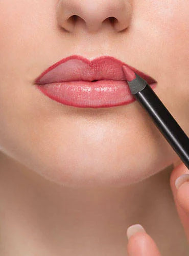 Close-up auf Lippen, wo ein Lipliner die Lippenkontour nachzeichnet und ausfüllt