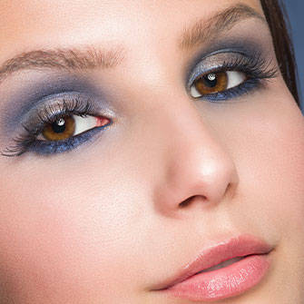 Model mit starkem blauem Augen Make Up 