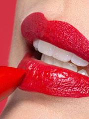 Auftrage eines roten Lippenstiftes auf den Lippen für ein eleganten Look