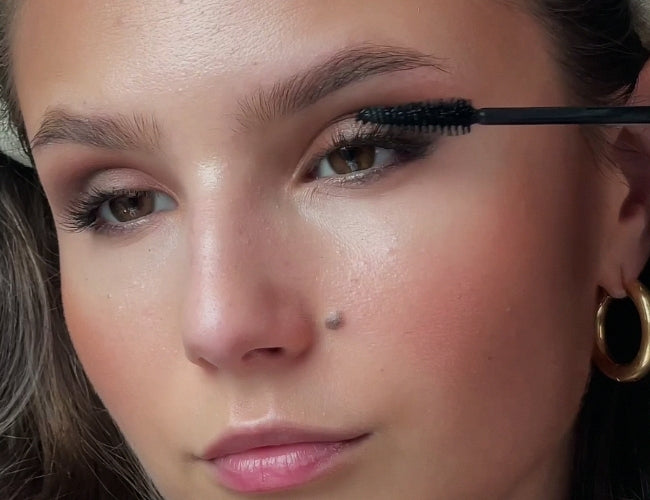 Model tuscht die oberen Wimpern für einen definierten Blick im soften Latte-Look.