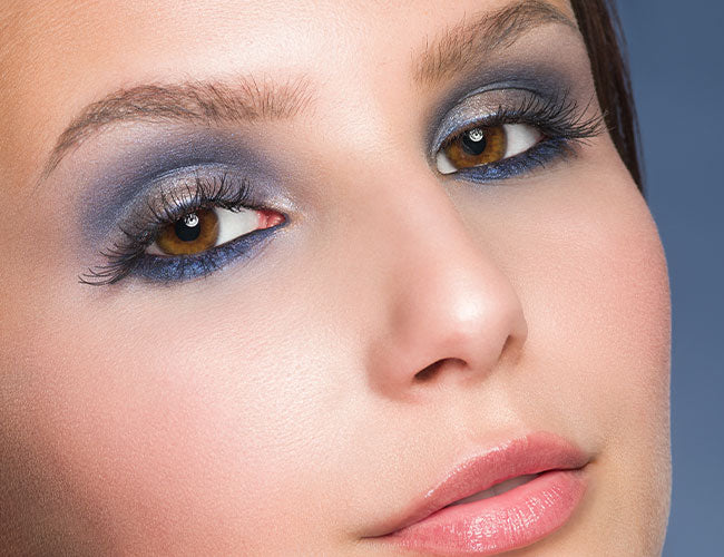 Model mit starkem blauem Augen Make Up 