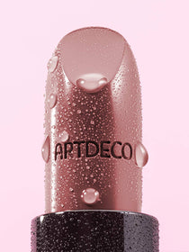 Close-up auf geöffneten Nude Lippenstift mit ARTDECO Prägung