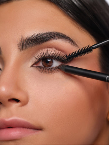 Nahaufnahme eines Augen-Make-ups mit voluminös getuschten Wimpern, die das Abend Make-up abschließen.