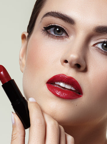 Anwendung roter Lippenstift für perfekte Lippen