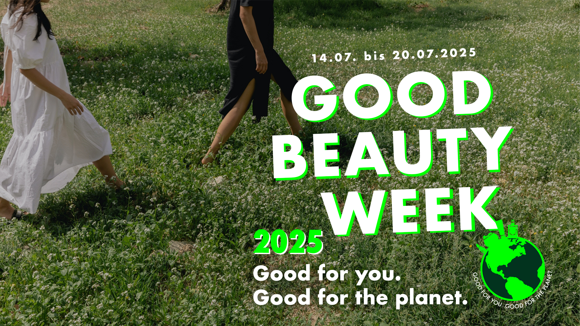 Schriftzug der Good Beauty Week 2025 mit grüner Wiese und zwei spazierenden Frauen im Hintergrund.