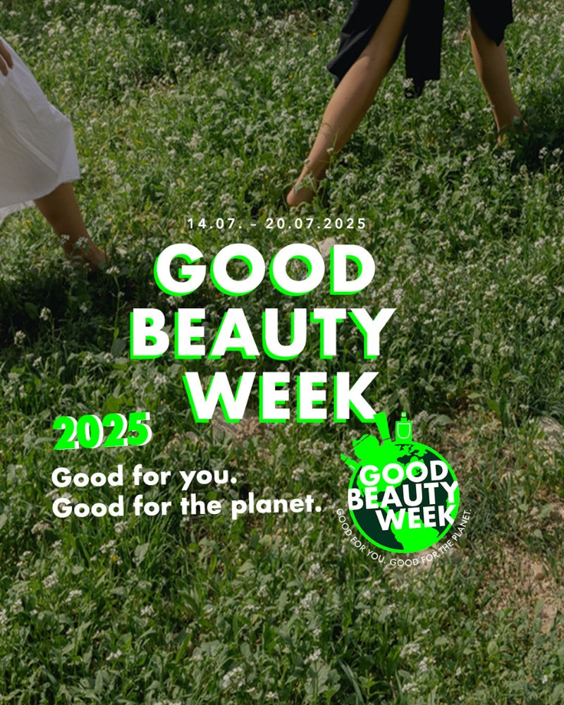 Schriftzug der Good Beauty Week 2025 mit grüner Wiese und zwei spazierenden Frauen im Hintergrund.
