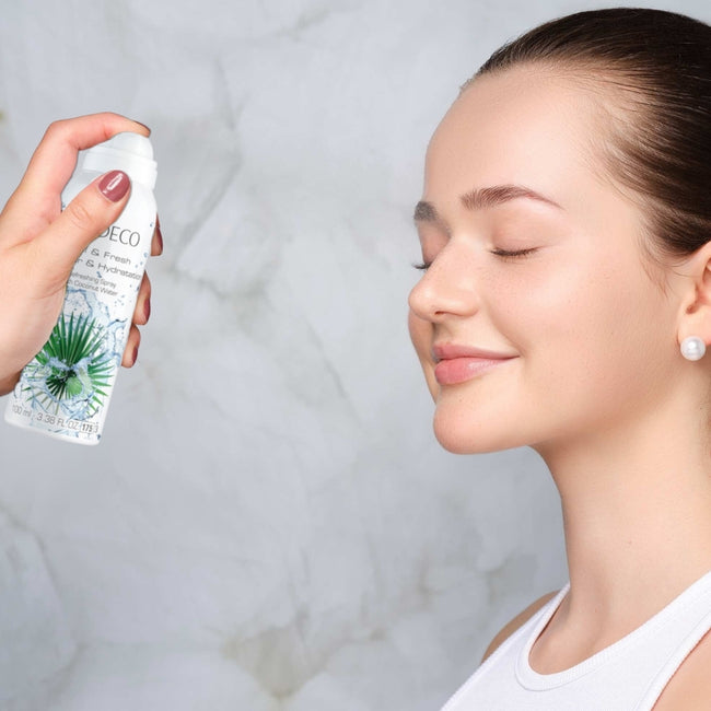 Das Cool & Fresh Spray wird aus ca. 20cm Abstand zum Gesicht aufgetragen.