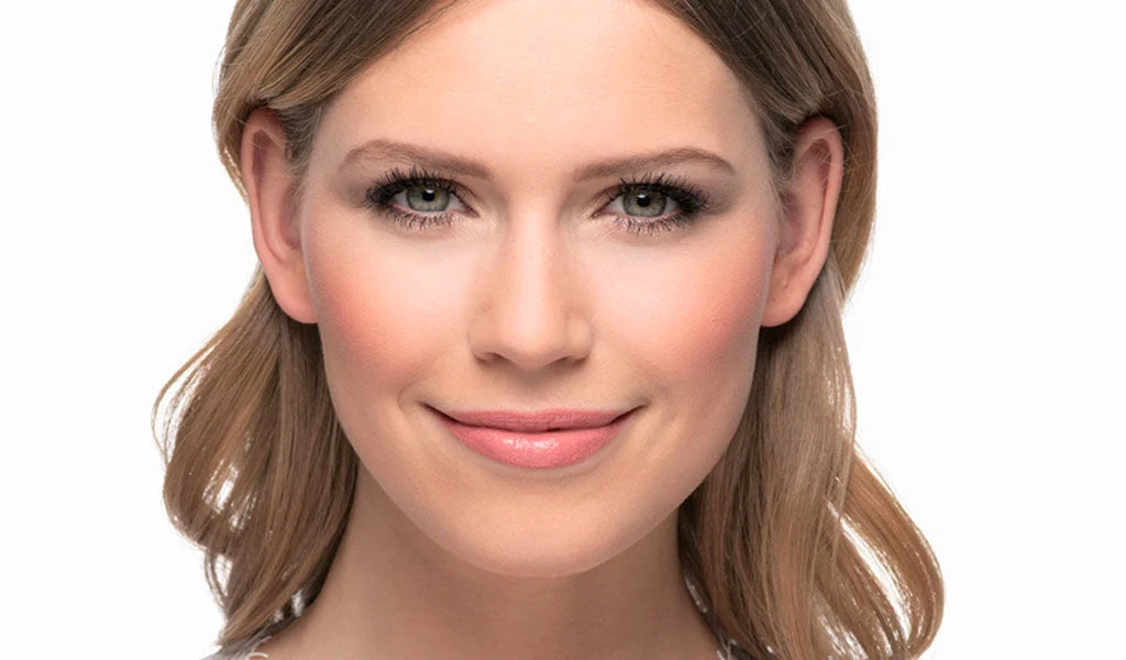 Der Vorher und Nachher Effekt des Braut Make-ups 
