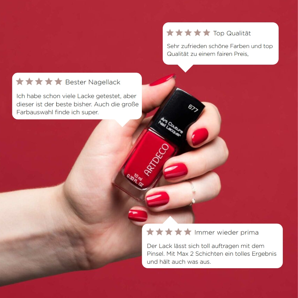 Drei Sprechblasen mit Produktbewertungen des Art Couture Nail Lacquers sind um eine Hand mit rot lackierten Nägeln platziert.