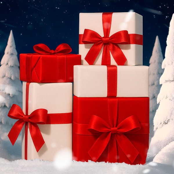 Geschenkboxen vor weihnachtlichem Hintergrund