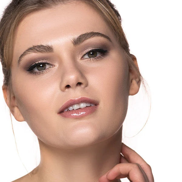 Fertiger Look mit den Produkten zum Schminktipp "Schlupflider schminken"