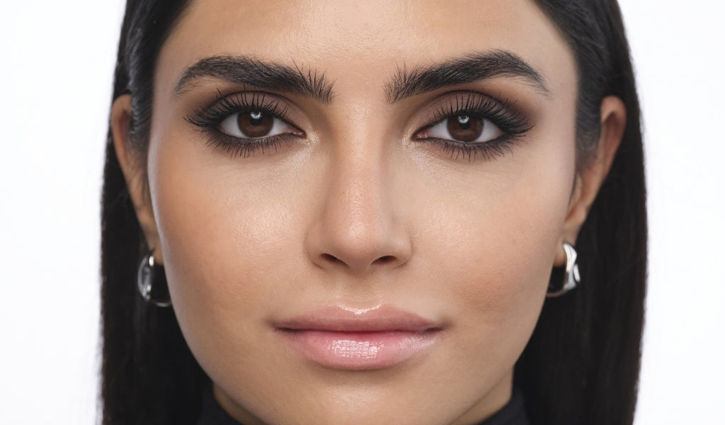 Nachher Bild des Models mit intensiv geschminkten Smokey Eyes in dunklen Braun und Schwarztönen.