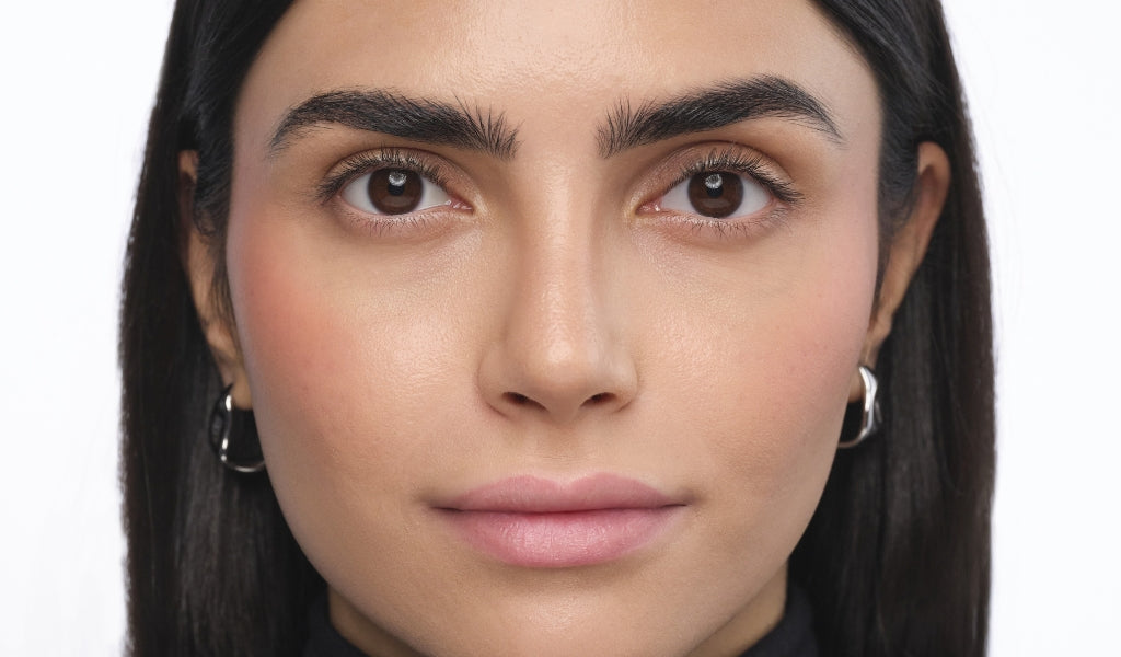 Vorher Bild des Models vor dem Schminken der Smokey Eyes.