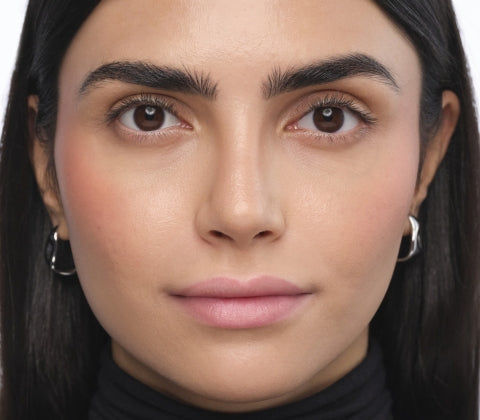 Vorher Bild des Models vor dem Schminken der Smokey Eyes.