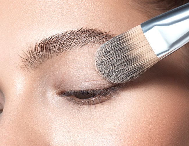 Eyesahdow Base wird auf das Augenlid aufgetragen mit einem Make-up Brush