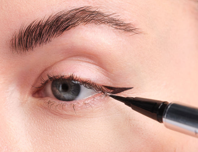 Die entstandene Fläche wird mit Eyeliner ausgefüllt.