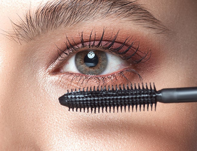 Der obere und untere Wimpernkranz wird mit einer Mascara getuscht für einen offeneren Blick