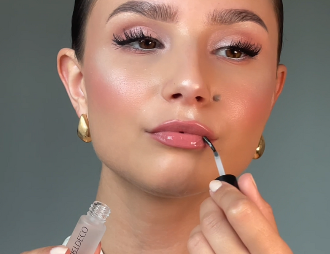 Magic Fix wird auf den Lippen aufgetragen.